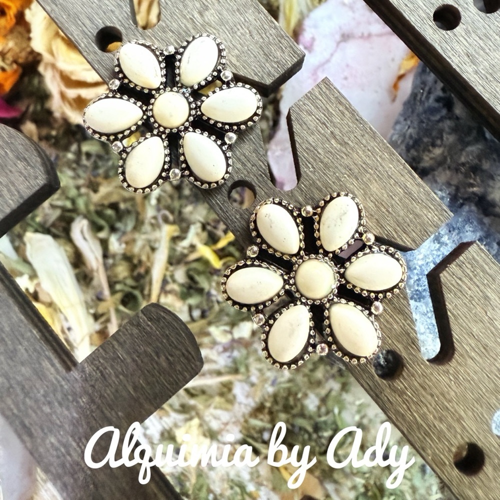 BRUTALIST STUDS Silver Floral Earrings cream turquoise